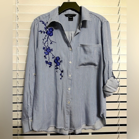 🛍️ embroidered button down shirts with roll up sleeves. Excellent condition. - Picture 9 of 9